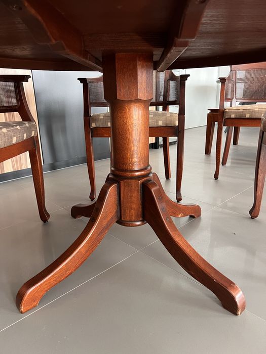 Stół okrągły dębowy z miękkimi fotelami