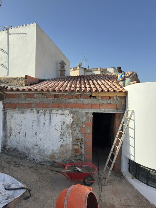 Obras de remodelaçoes ,pinturas , pavimentos, entre outros serviços  .