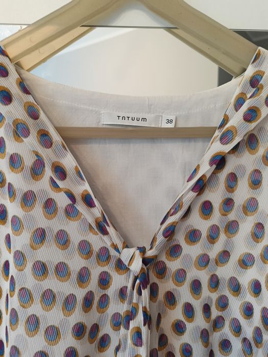 Tatuum zwiewna sukienka w pasie pióra