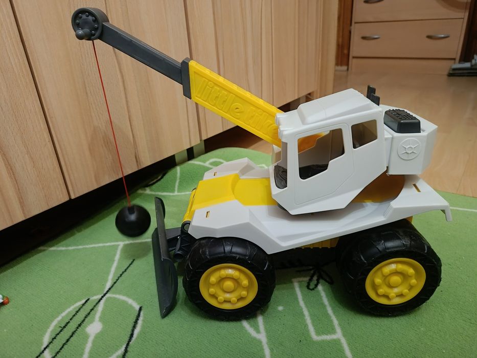 Spychacz z kulą do burzenia. Little tikes