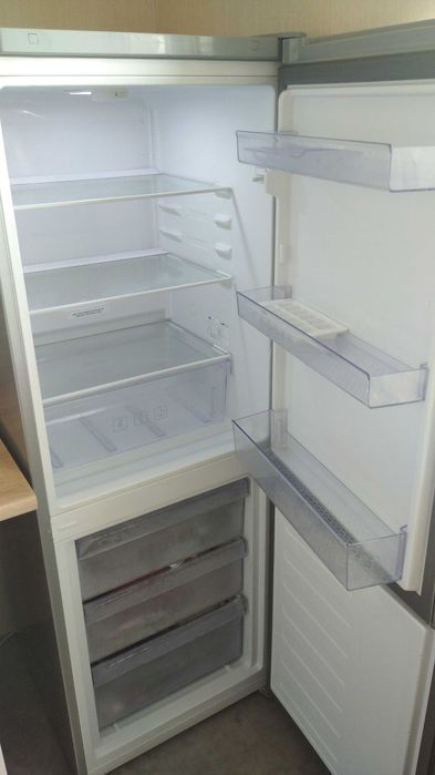 Двокамерний холодильник BEKO RCSU8240K20S