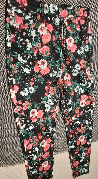 Calças às flores