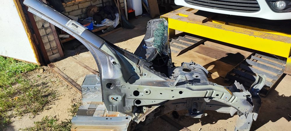 Продам четверть Рено Флюенс