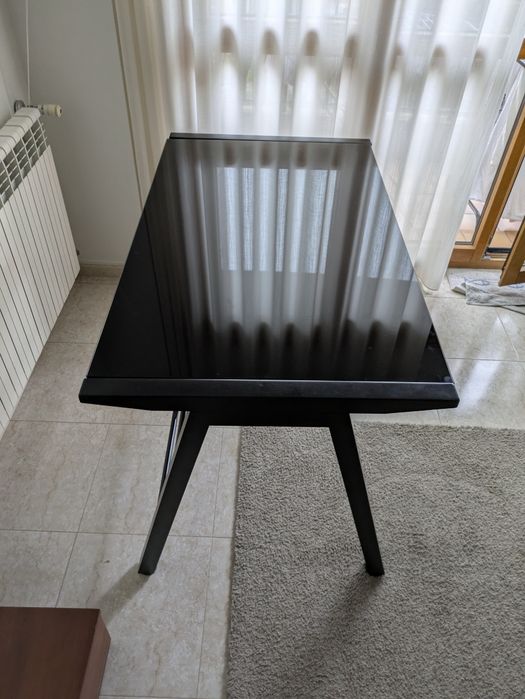 Secretária preta com vidro fosco preto