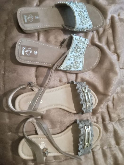 Продаються  сандалі