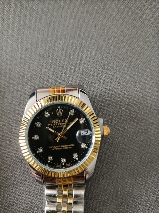 Relógio dourado e preto