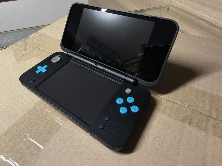 Konsola New Nintendo 2ds XL czarno-niebieska.