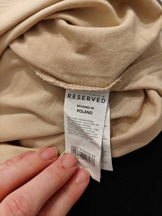 Stylowa beżowa koszulka z unikalnym nadrukiem