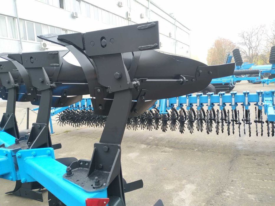 Плуг оборотний напівнавісний ПОН-4 (Уманьферммаш)