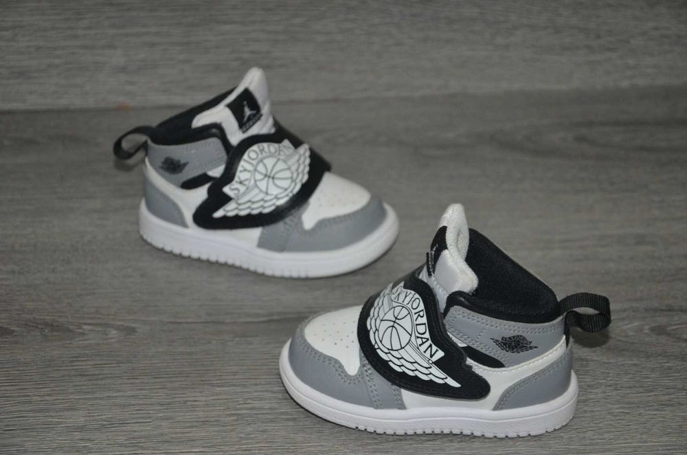 Продам кросівки Фірма JORDAN .