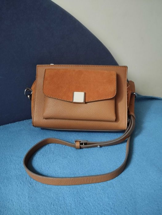 Piękna torebka listonoszka camel c&a