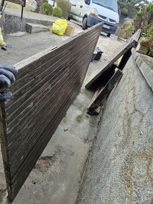 brama stara ciężka drewniana