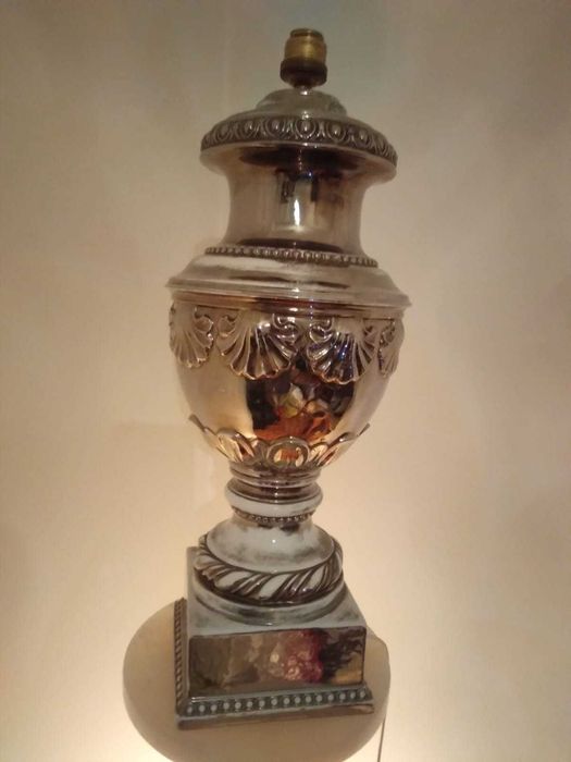 Antigo e belo candeeiro de mesa com abajour em fina porcelana