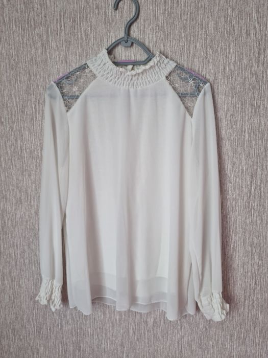 Biała bluzka z długim rękawem
