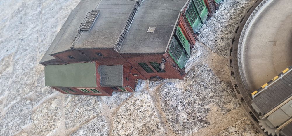 Giratoria e cocheira para comboios ho raros.