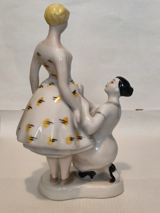 Статуэтка  примерка