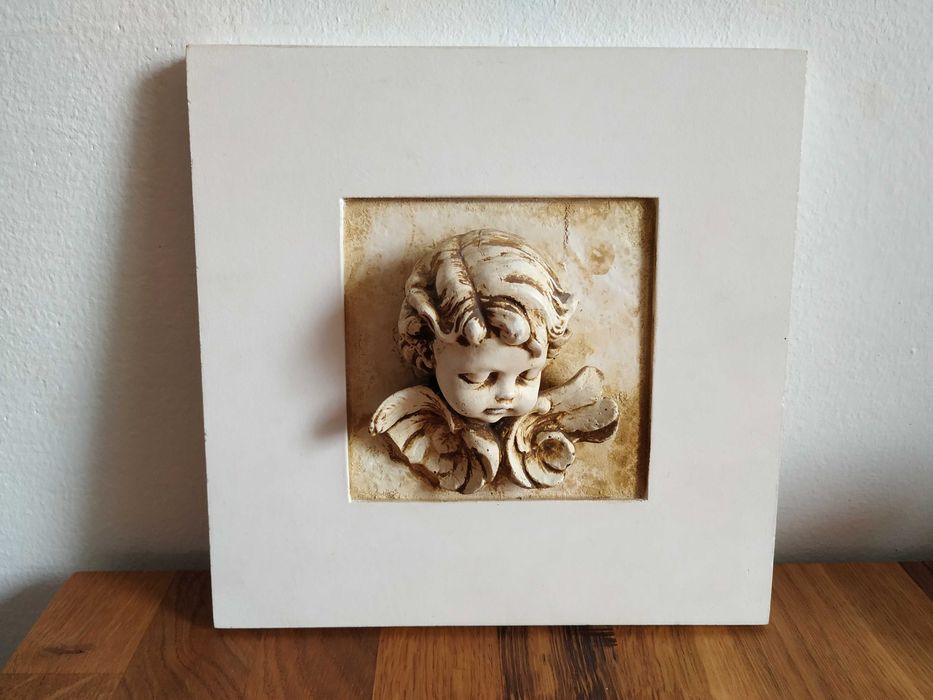 Płaskorzeźba anioł wieszana