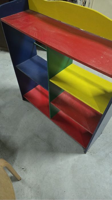 Mesa infantil + 3 bancos + móvel colorido de arrumação