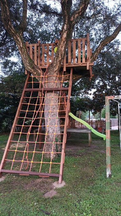 Parque infantil na árvore con tirolesa e ponte suspensa.