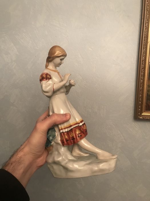 Статуетка фарфор Дівчина Ворожіння на ромашці, Любить/не любить
