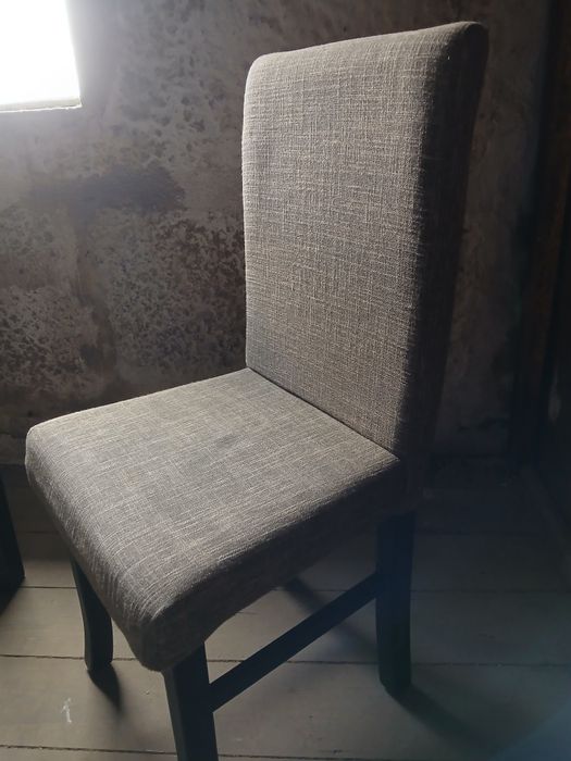 Conjunto de 2 cadeiras e 1 mesa de diferentes modelos.