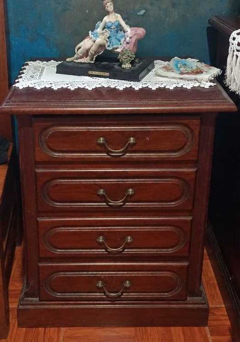 Conjunto de Quarto VINTAGE em Mogno | Guarda-Roupa + Estante c/ Espelho + Mesinha de Cabeceira