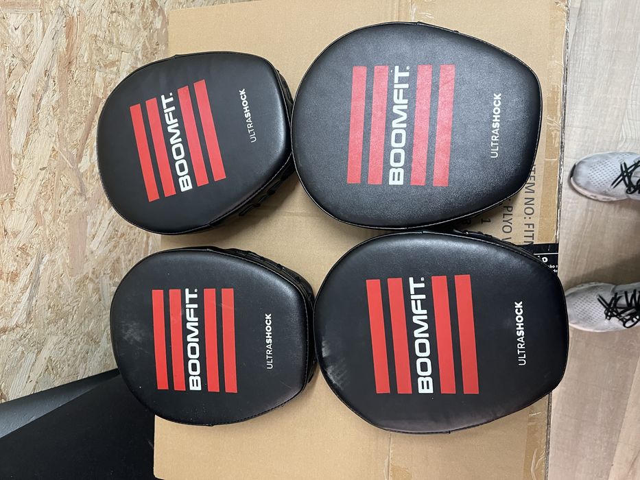 Luvas e escudos de boxe