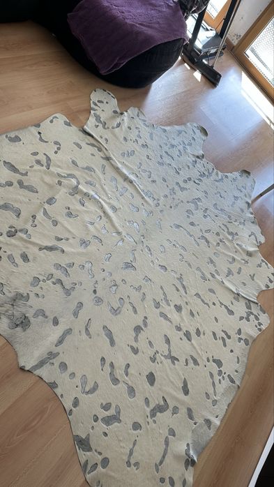 tapete de pele creme com detalhes prateados