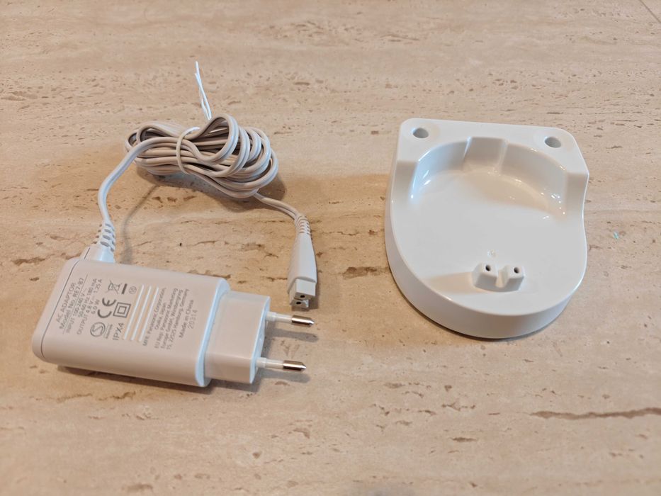 Ładowarka Panasonic Model RE7-87 wraz z podstawką ładującą RC8-4