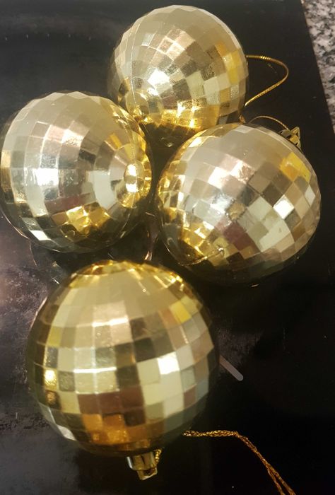 Bolas e presentes dourados de Natal (Ver fotos)