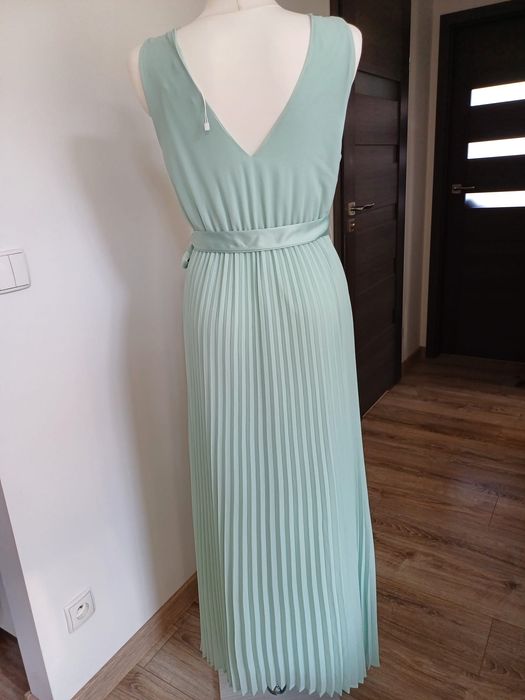 Elegancka sukienka plisowana bez rękawa Amisu rozm 38/40.