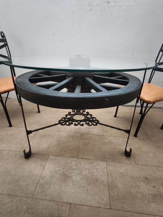 Mesa Antiga de madera roda de carro e 4 cadeiras