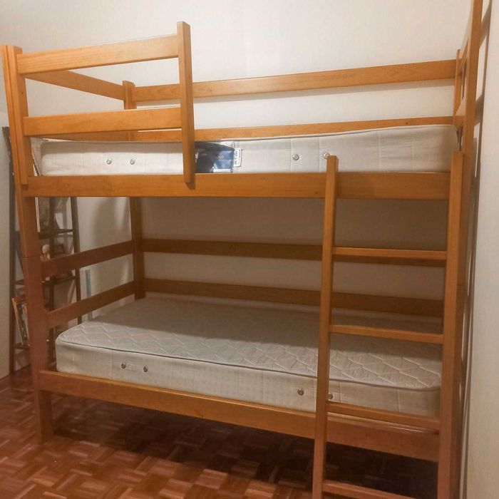 Cama beliche em ótimo estado com colchões incluídos.