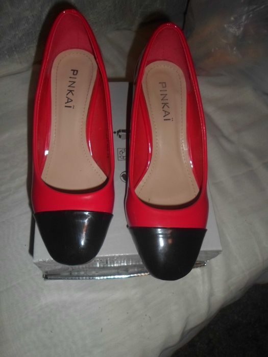 sapatos para senhora  como novos cor vermelho e preto