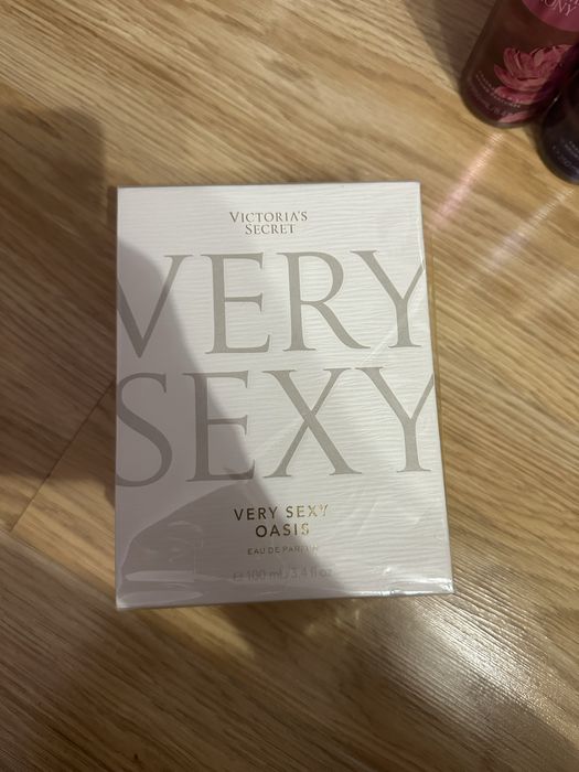 Спреї, Парфуми, набори та багато іншого від Victoria’s Secret