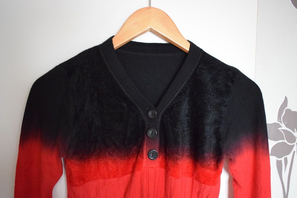 Czarno-czerwony sweter