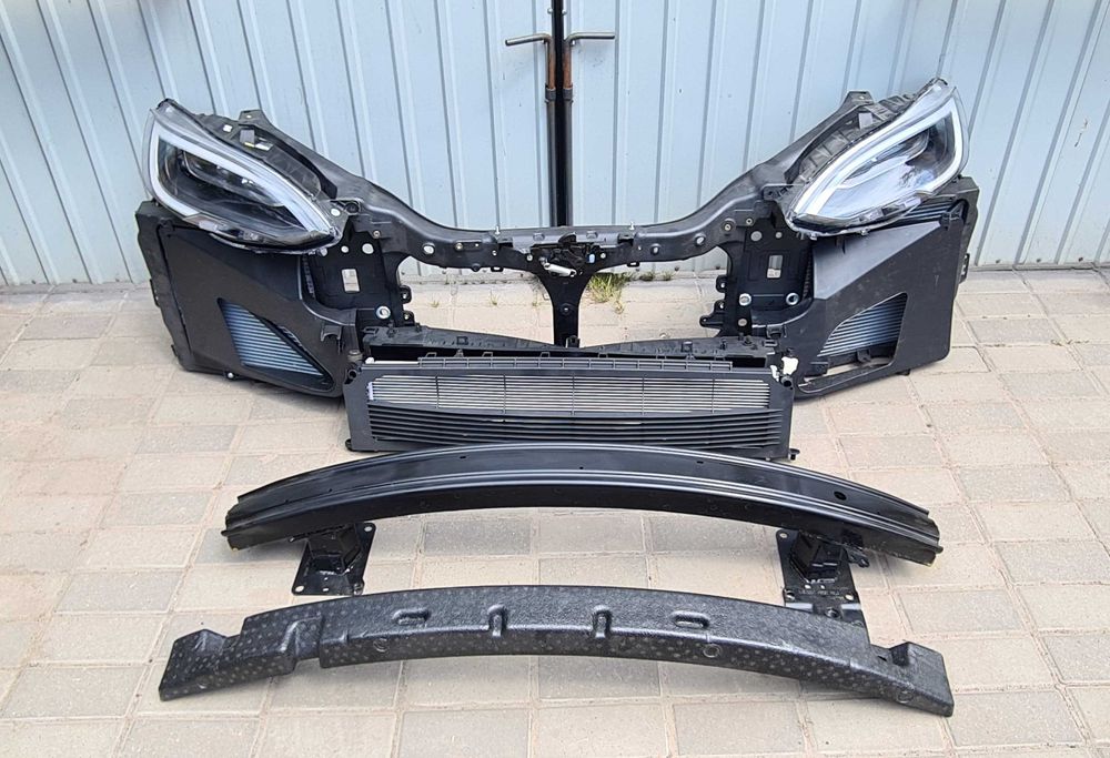 Tesla model S фари бампер підсилювач телевізор радіатори