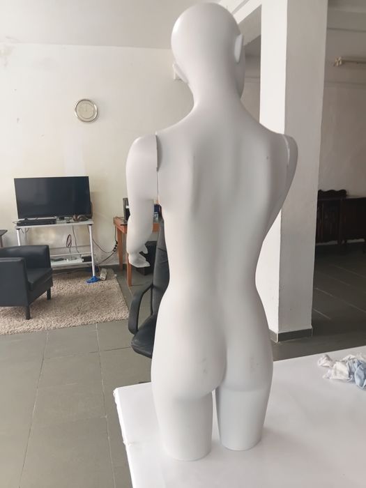 Manequim 1/2 corpo feminino tamanho natural  1,06  mtr x 40 cm (bom estado)