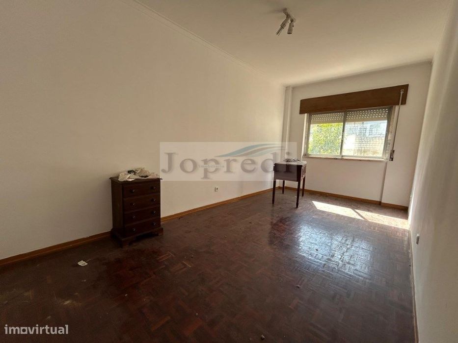 Apartamento T3 resultado da união de 2 apartamento