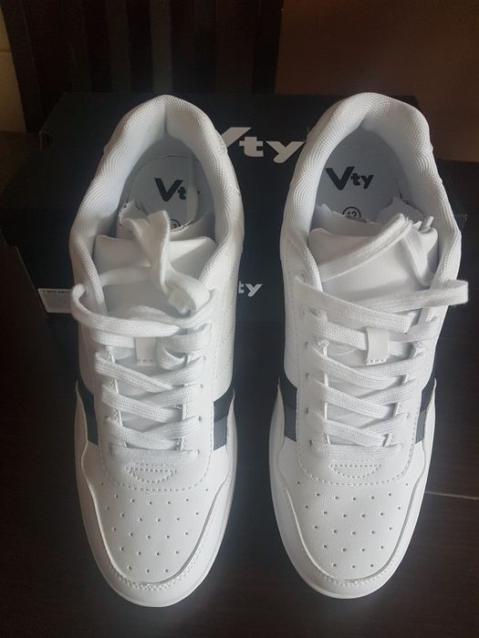 Sprzedam buty  białe sneakery