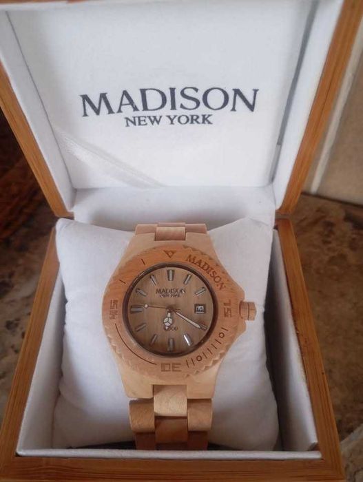 à venda:
relógio muito bonito em madeira da marca MADISON NEW YORK.