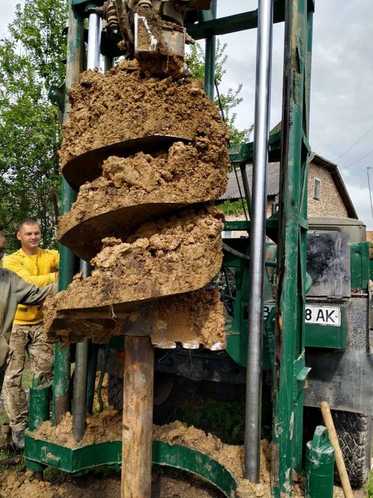 Копання криниць буровою машиною дост. бетонних кілець.по Львівській об