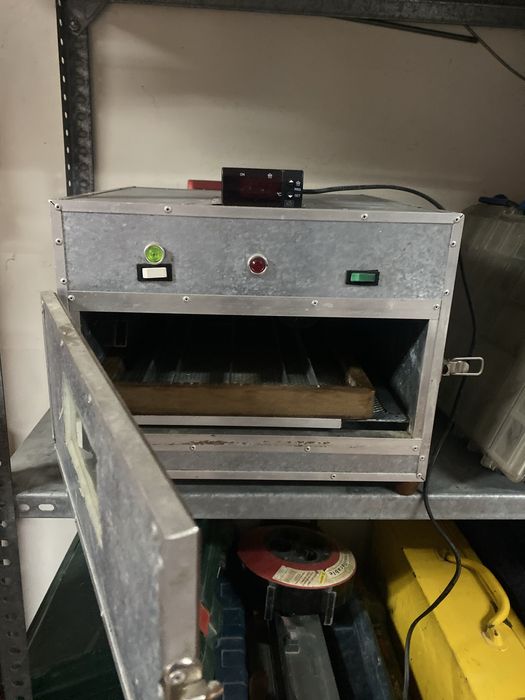 Chocadeira com controlo de temperatura e viragem automática