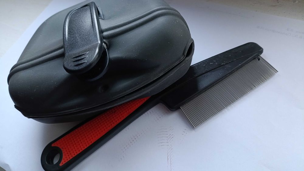 Силіконовий контейнер для ласощів на пояс + гребінець (вживані)