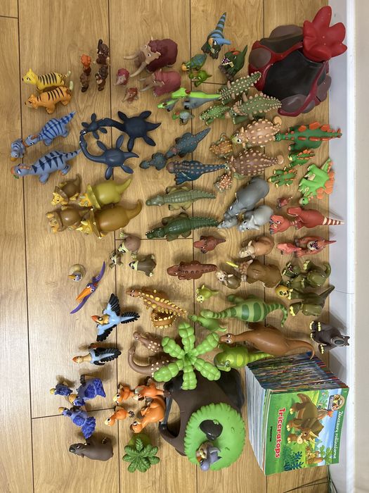 Książki z serii „Dinozaury i przyjaciele” + zabawki należące do seri .