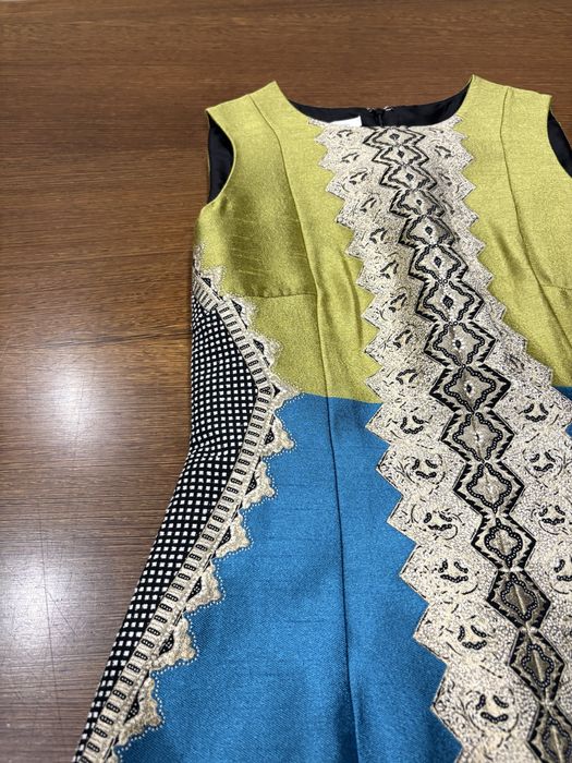 Conjunto vestido e casaco com padrões decorativos