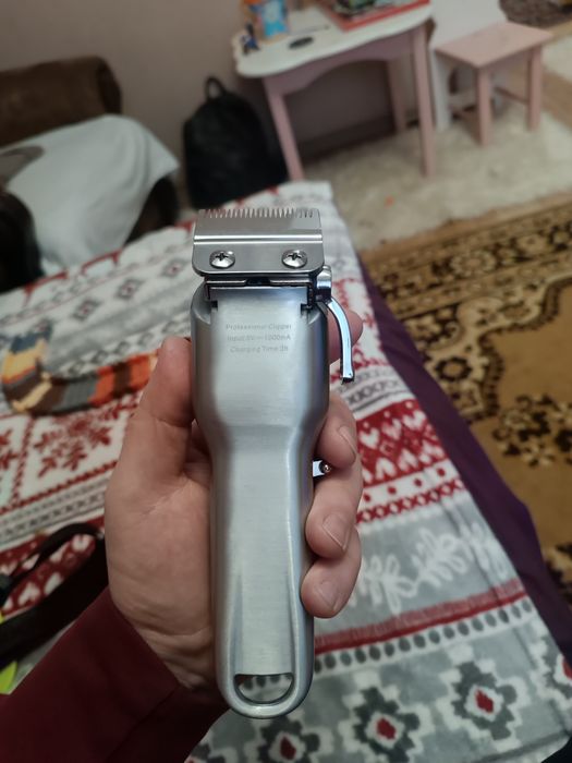 професійна машинка для стрижки волосся бренду Bestbomg. Це бездротова