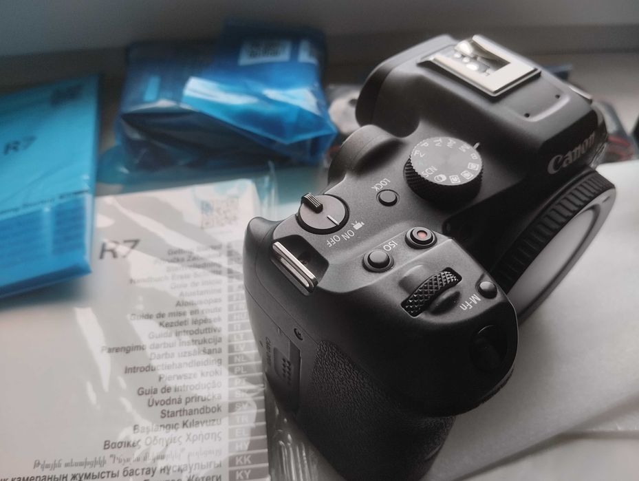 Canon EOS R7, в заводській комплектації