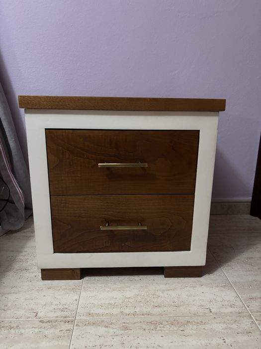 Conjunto de armário, cama e mesa de cabeceira de madeira à medida