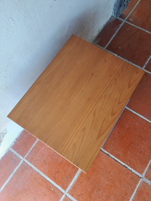 Mesa de cabeceira de madeira